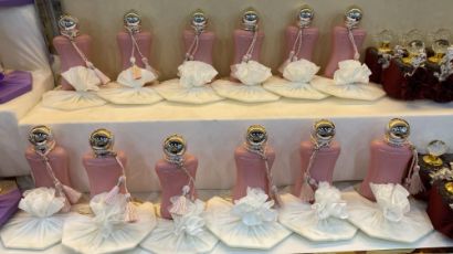 صورة عطورات مع قاعدة